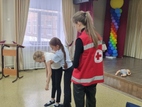 Мастер-класс по оказанию первой помощи от инструктора Российского Красного Креста.
